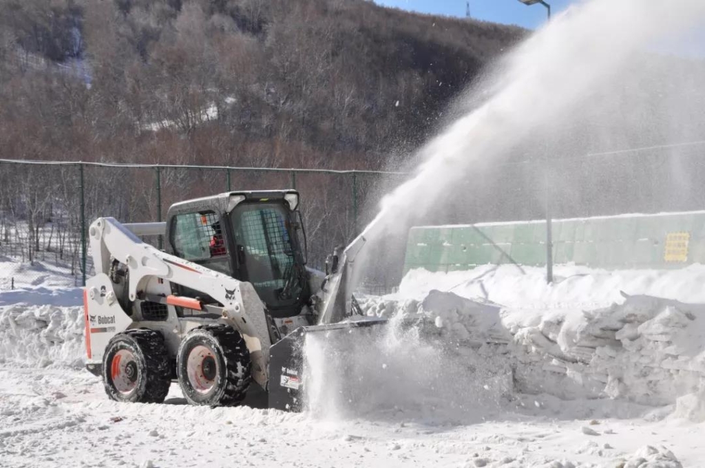 Qual o tipo de pneu mais adequado para a minicarregadeira Bobcat para remoção de gelo e neve? Pneu maciço ou pneu com câmara de ar?