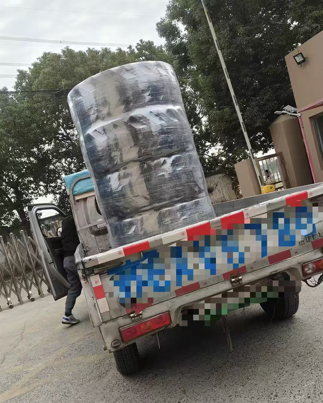 The Independent’s Advantage: Sourcing High-Quality Skid Steer Tires in Small Batches (Even a Single Set)